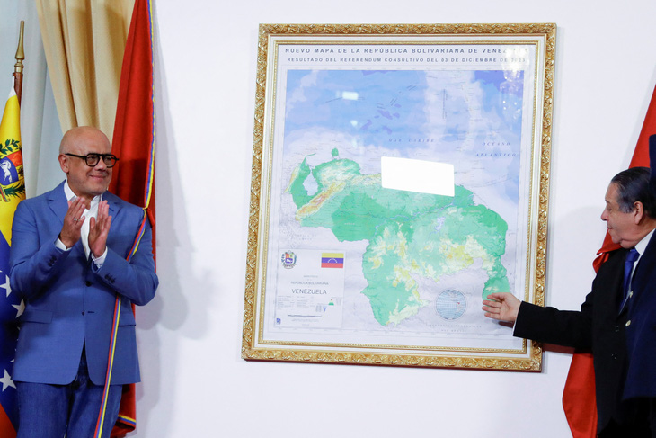 Chủ tịch Quốc hội Venezuela Jorge Rodriguez tham gia sự kiện công bố bản đồ mới, cho thấy khu vực tranh chấp Essequibo là một phần của Venezuela. Trong khi đó, Essequibo chiếm khoảng 2/3 lãnh thổ nước láng giềng Guyana - Ảnh: REUTERS