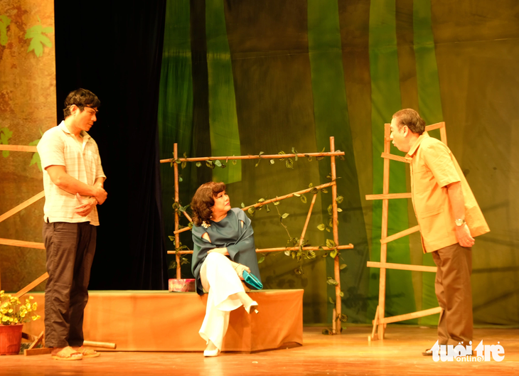 Nghệ sĩ Thành Hội (bìa phải) và Ái Như (giữa) lèo lái sân khấu Hoàng Thái Thanh, truyền dạy để có thêm nhiều nghệ sĩ kịch giỏi, như diễn viên Trí Quang (bìa trái). Cảnh trong vở Trả lại lia thia 