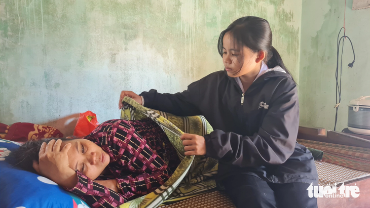 Em Phan Thị Ca, nữ sinh nhặt ve chai để mua quần áo cho mẹ nhưng không đủ tiền nên không dám nhận hàng, đang chăm sóc mẹ bệnh - Ảnh: LÂM THIÊN
