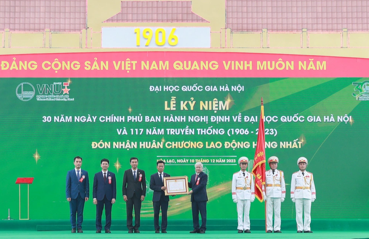 Ông Đỗ Văn Chiến - chủ tịch Ủy ban Trung ương Mặt trận Tổ quốc Việt Nam - thay mặt lãnh đạo Đảng, Nhà nước trao Huân chương Lao động hạng nhất cho Đại học Quốc gia Hà Nội - Ảnh: VNU