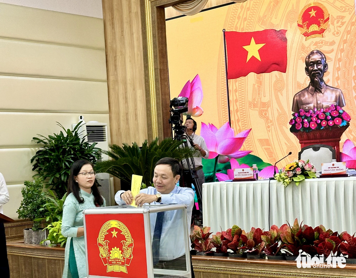 Ông Phan Văn Thắng - chủ tịch HĐND tỉnh Đồng Tháp - bỏ phiếu tín nhiệm tại kỳ họp - Ảnh: ĐẶNG TUYẾT