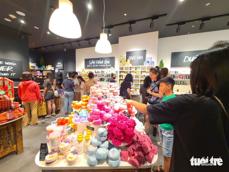 Một cửa hàng bán xà bông, mỹ phẩm thu hút đông khách nhờ thiết kế sản phẩm dễ thương