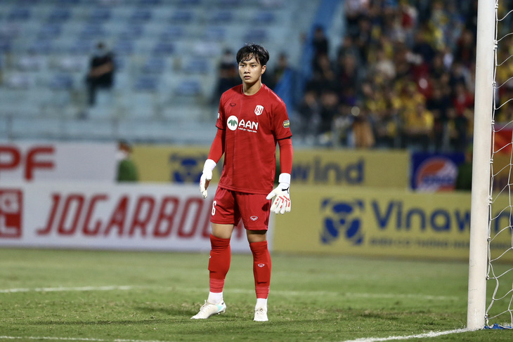 Thủ môn Cao Văn Bình có trận ra mắt Sông Lam Nghệ An tại sân chơi V-League ở thời điểm 18 tuổi 11 tháng - Ảnh: MINH ĐỨC