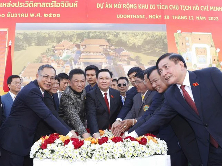 Chủ tịch Quốc hội Vương Đình Huệ và đại biểu thực hiện nghi thức động thổ dự án mở rộng Khu di tích Chủ tịch Hồ Chí Minh - Ảnh: TTXVN