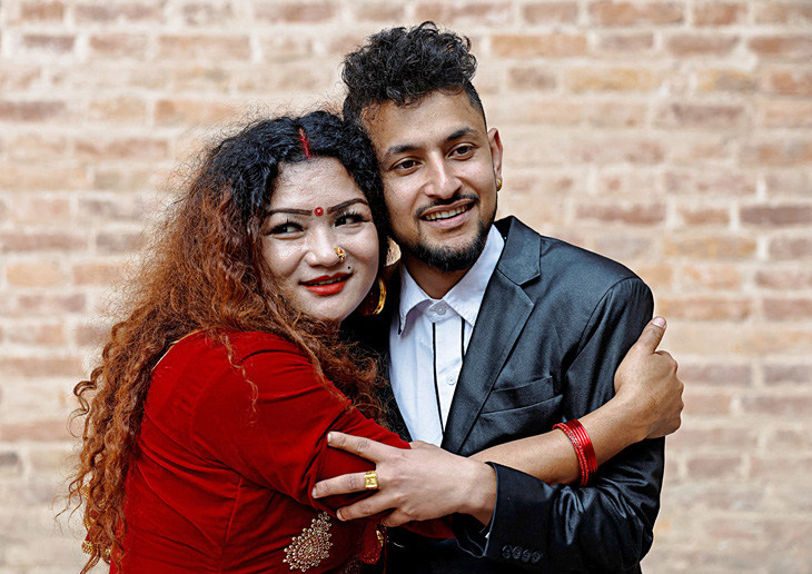 Ram Bahadur Gurung và Surendra Pandey kết hôn ngày 1-12-2023, trở thành cặp đôi đồng giới đầu tiên kết hôn ở Nepal - Ảnh: Reuters