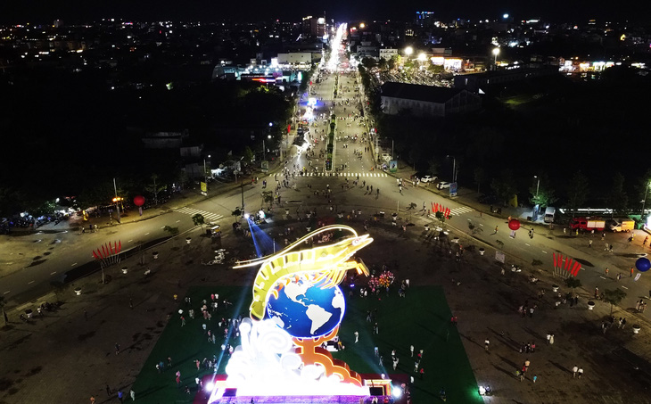 Biểu tượng tôm Cà Mau cao hàng chục mét được đặt tại nơi tổ chức festival