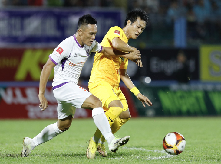 CLB Khánh Hòa (áo vàng) trong trận thua B.Bình Dương - Ảnh: TUẤN HỮU