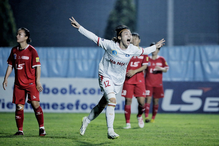 Tiền đạo Phạm Hải Yến ghi bàn ấn định chiến thắng 2-0 cho đội nữ Hà Nội I trước đội nữ TP.HCM I - Ảnh: TSB