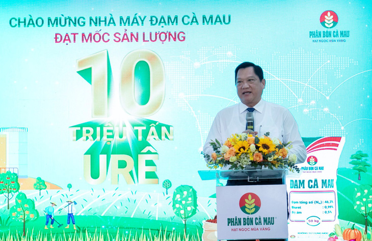 Ông Lâm Văn Bi - phó chủ tịch UBND tỉnh Cà Mau tham dự và chúc mừng Nhà máy Đạm Cà Mau đạt mốc 10 triệu tấn urê