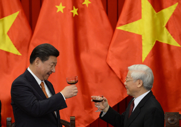 Tổng bí thư, Chủ tịch nước Trung Quốc Tập Cận Bình và Tổng bí thư Nguyễn Phú Trọng nâng ly trong chuyến thăm cấp nhà nước tới Việt Nam của nhà lãnh đạo Trung Quốc năm 2015 - Ảnh: AFP