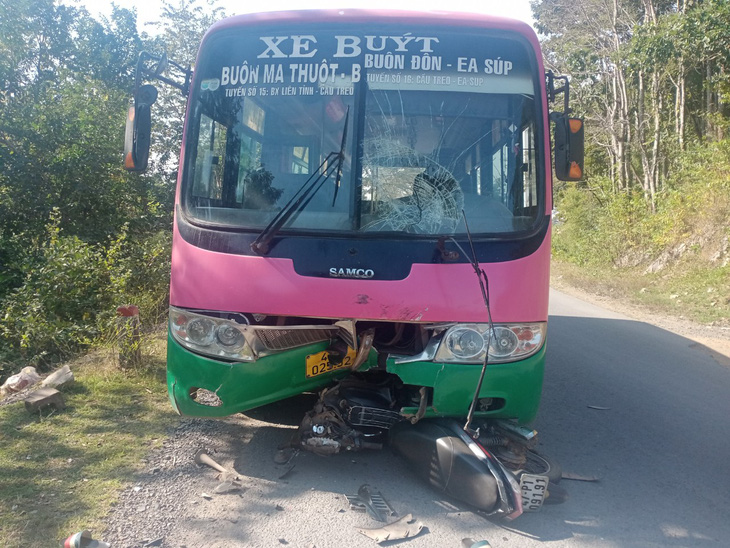 Hiện trường vụ xe máy tông xe buýt khiến 2 cha con thiệt mạng - Ảnh: TÂM AN