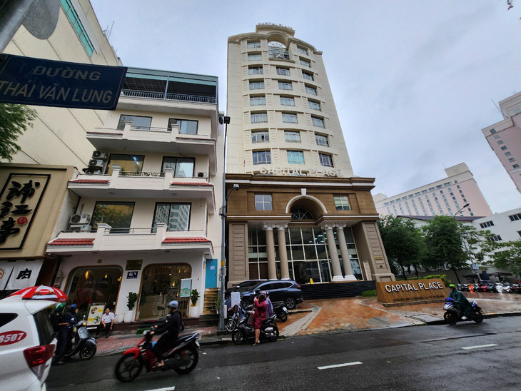Cao ốc số 6 Thái Văn Lung (quận 1) xây dựng không phép 18 năm - Ảnh: ÁI NHÂN