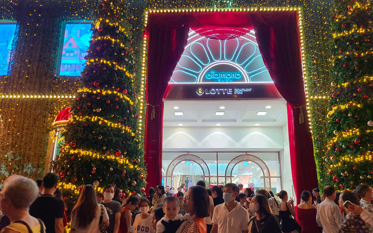 Trung tâm thương mại đông đúc khách mua sắm trước thềm Giáng sinh