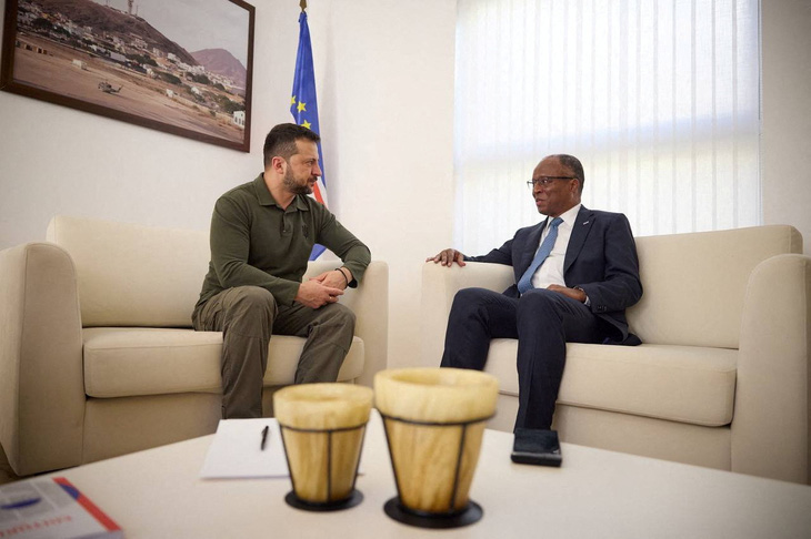 Tổng thống Ukraine Volodymyr Zelensky gặp Thủ tướng Cape Verde Ulisses Correia e Silva, trong lúc tới Argentina để dự lễ nhậm chức của Tổng thống mới đắc cử Javier Milei, ngày 9-12 - Ảnh: REUTERS
