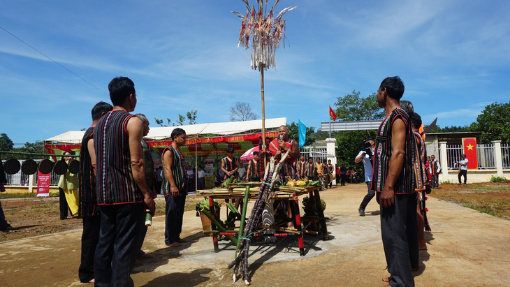 Già làng thực hiện nghi thức cúng xin thần linh trong lễ hội kết bạn giữa cộng đồng người M’nông - Ảnh BBP