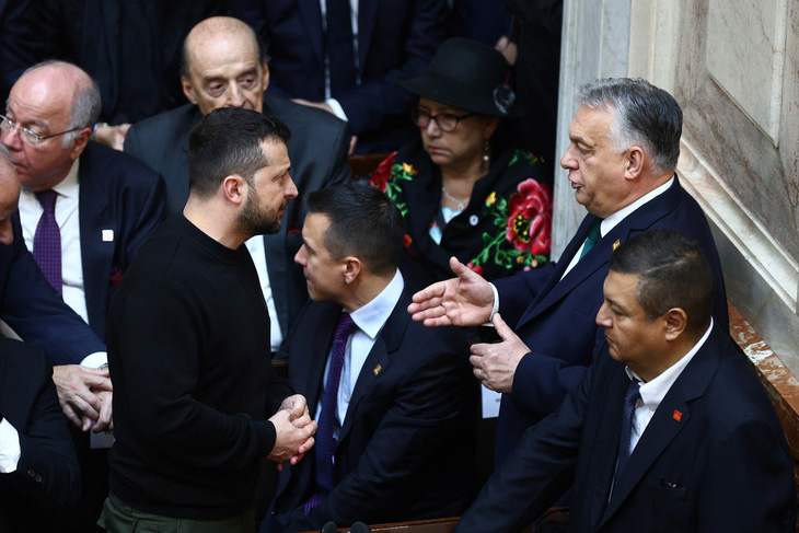 Tổng thống Ukraine Volodymyr Zelensky trao đổi với Thủ tướng Hungary Viktor Orban bên lề lễ nhậm chức của Tổng thống Argentina Javier Milei hôm 10-12 - Ảnh: REUTERS