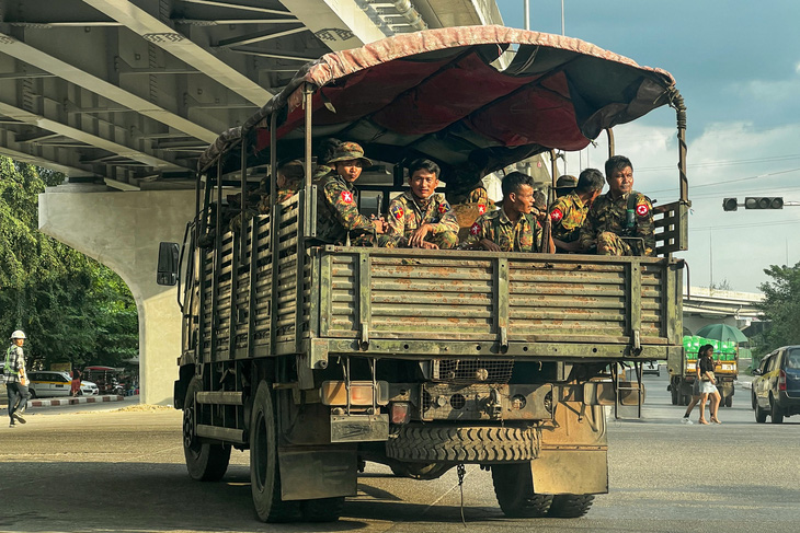 Quân đội Myanmar tuần tra ở thành phố Yangon ngày 4-12 - Ảnh: AFP