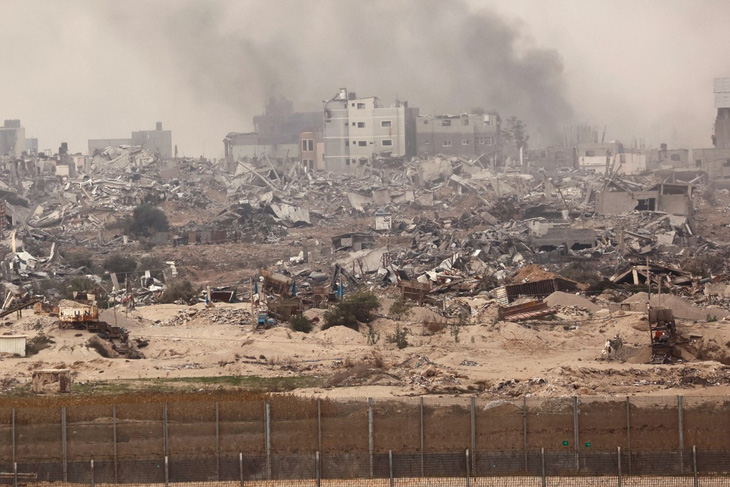Những cột khói ở miền nam Israel, gần biên giới với Dải Gaza hôm 10-12 - Ảnh: AFP