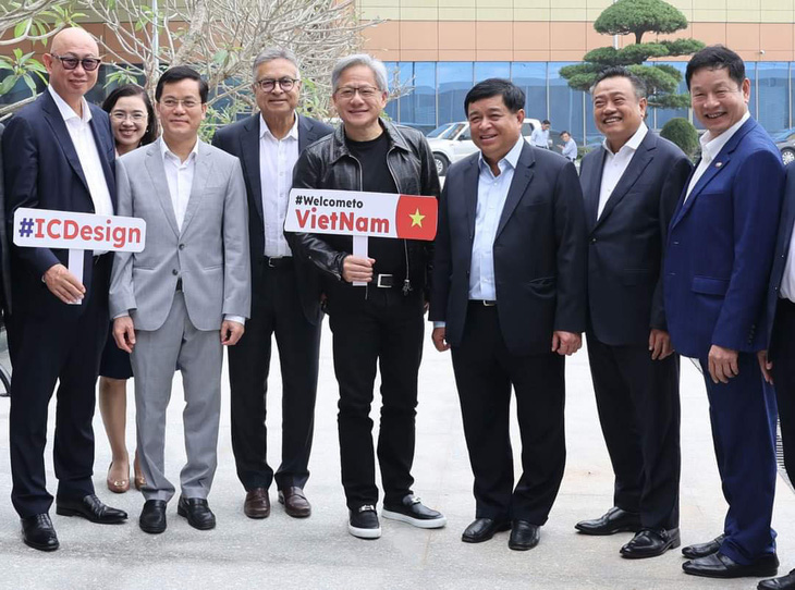 CEO Nvidia Jensen Huang và Bộ trưởng Nguyễn Chí Dũng chụp ảnh lưu niệm tại Trung tâm Đổi mới sáng tạo quốc gia sáng 11-12 - Ảnh: MPI