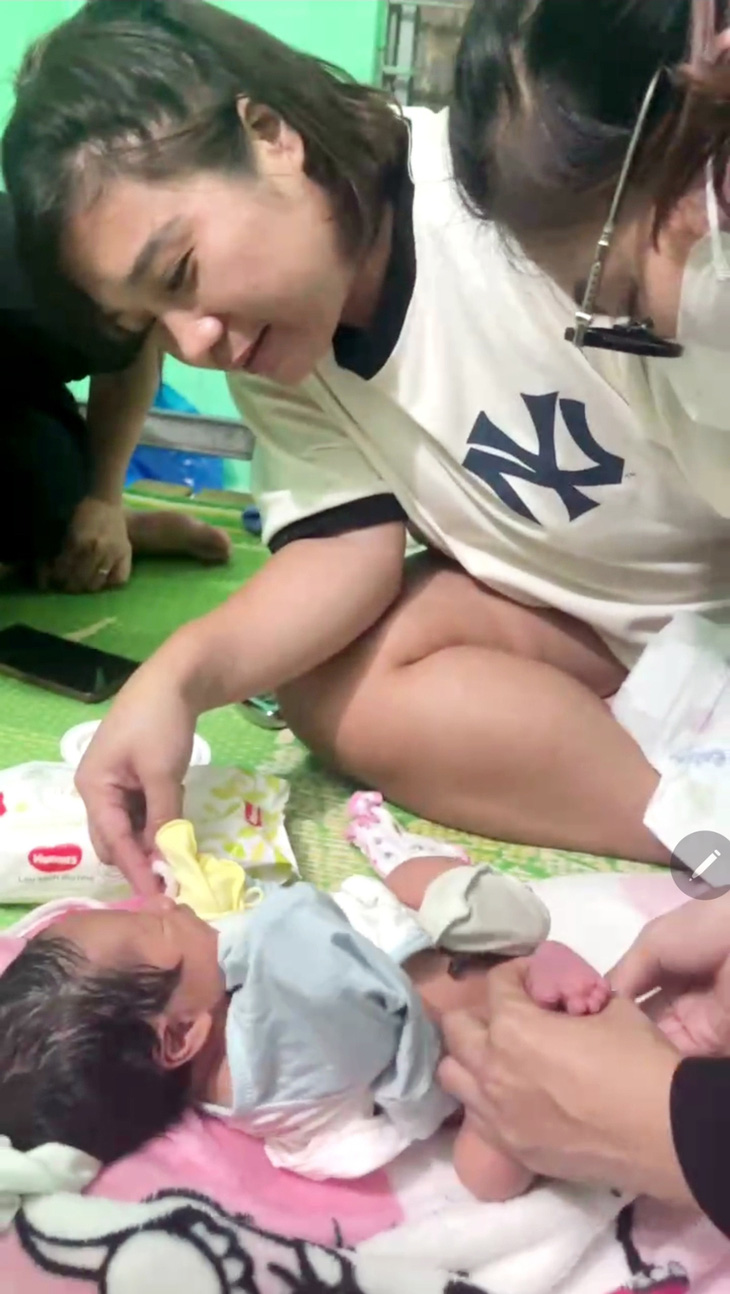 Phạm Thu Trang giúp công nhân sinh con tại phòng trọ được an toàn
