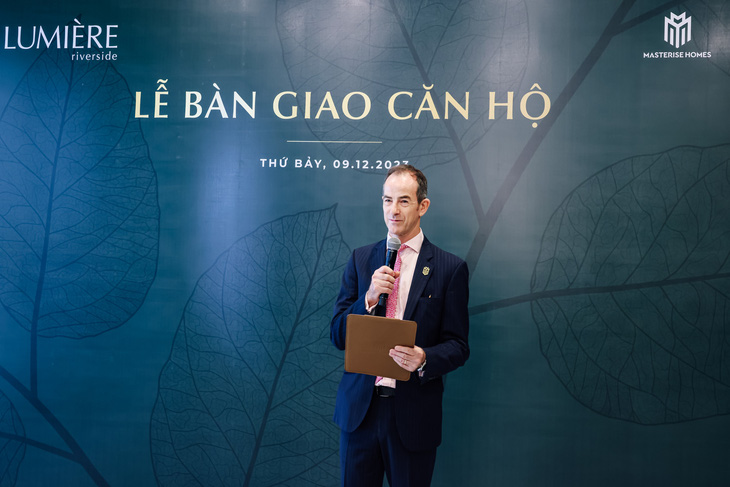 Ông Julian Wyatt - giám đốc điều hành Masterise Property Management - chia sẻ niềm vui cùng cư dân nhận bàn giao nhà