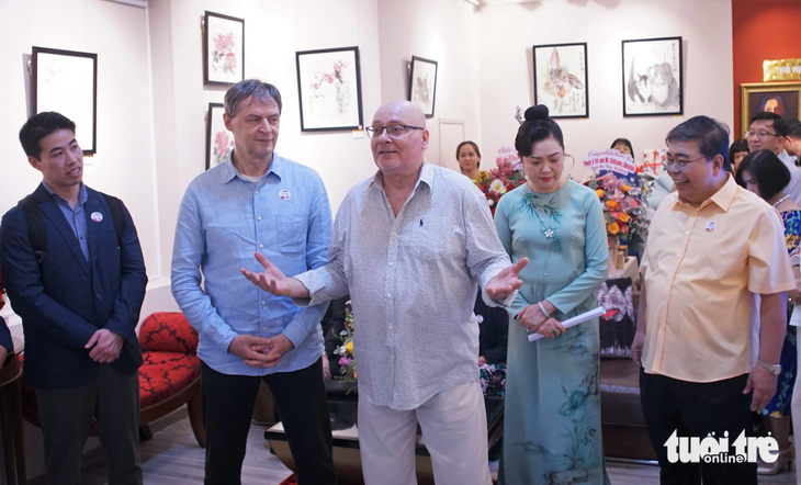 Họa sĩ Aleksandr Zhuravlev bày tỏ hạnh phúc và xúc động trước sự hỗ trợ hết lòng của những người bạn Việt Nam cho triển lãm cá nhân đầu tay của mình - Ảnh: H.VY