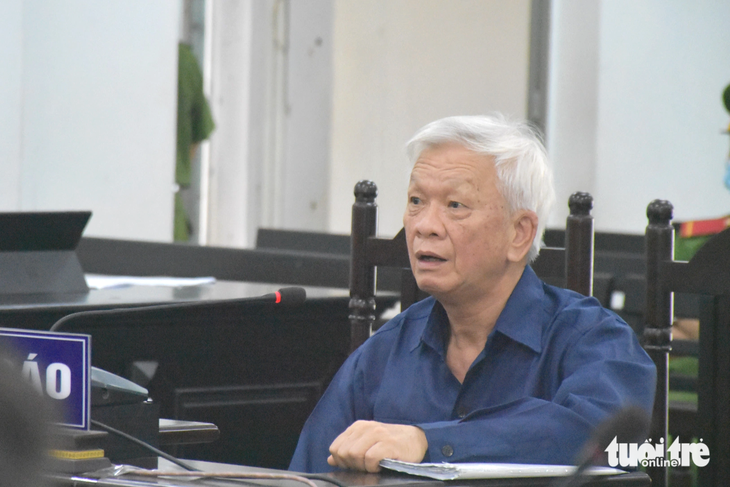 Bị cáo Nguyễn Chiến Thắng - cựu chủ tịch UBND tỉnh Khánh Hòa - trả lời tại phiên tòa sơ thẩm - Ảnh: MINH CHIẾN