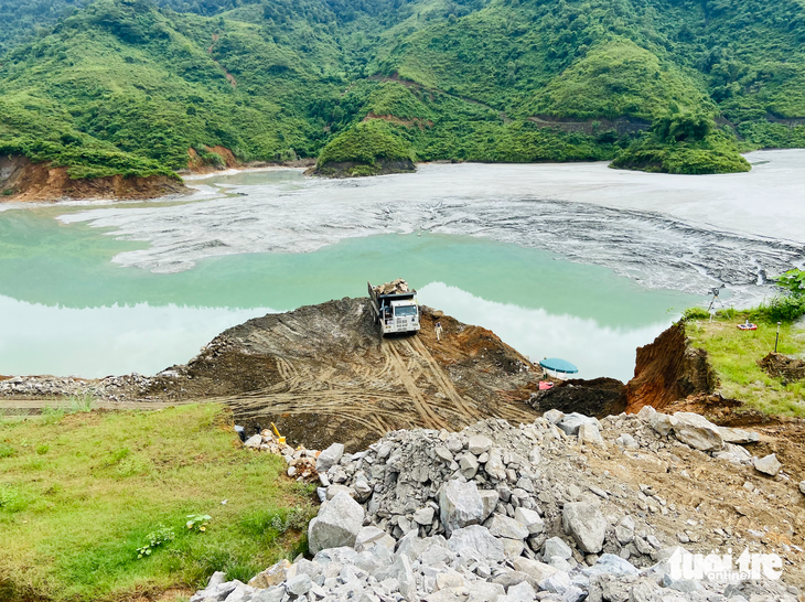 Hiện trường vụ vỡ cống hồ thải đồng Tả Phời - Ảnh: QUANG THẾ 