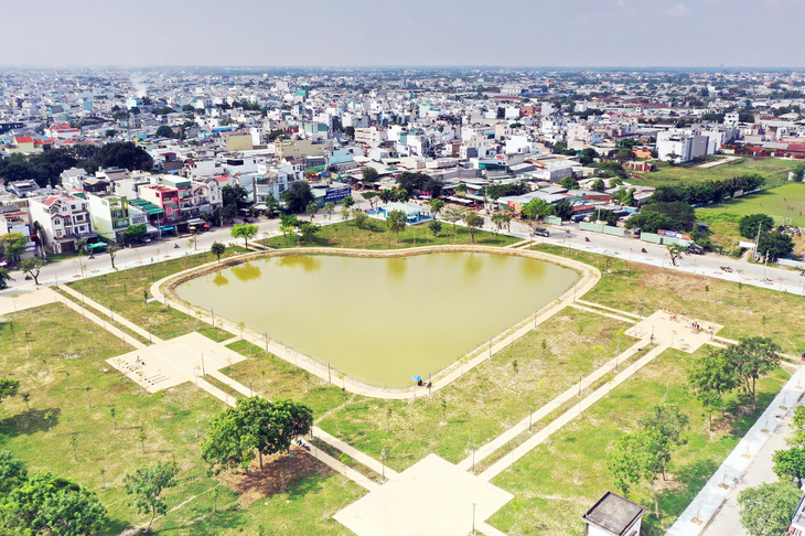 Công viên trung tâm khu dân cư Vĩnh Lộc, quận Bình Tân, TP.HCM được người dân ở đây ví von là “trái tim” xanh - Ảnh: QUANG ĐỊNH