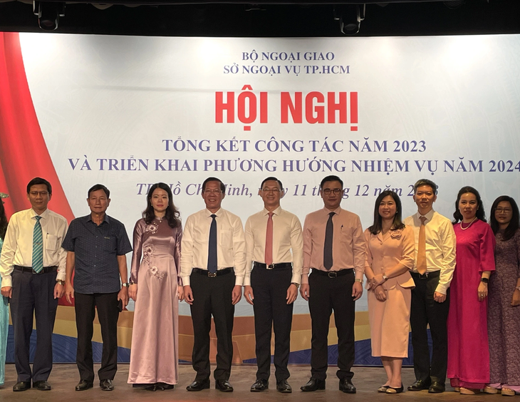 Chủ tịch UBND TP.HCM Phan Văn Mãi (thứ tư từ trái sang) và Thứ trưởng Bộ Ngoại giao Nguyễn Minh Hằng (thứ ba từ trái sang) tại hội nghị tổng kết của Sở Ngoại vụ TP.HCM ngày 11-12 - Ảnh: NGHI VŨ