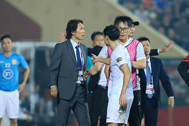 HLV Gong Oh Kyun nổi đóa sau khi va chạm với cầu thủ Văn Kiên - Ảnh: HOÀNG TÙNG