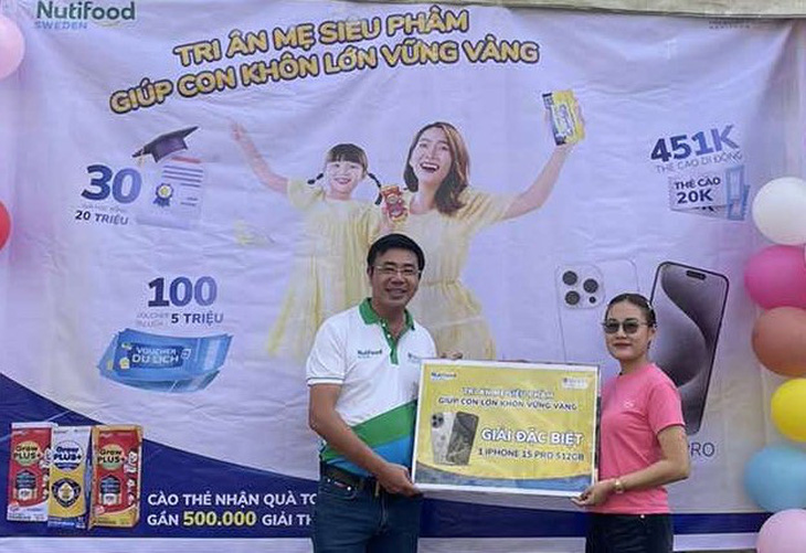 Chị Nguyễn Thị Bích vui mừng nhận giải đặc biệt - iPhone 15 Pro