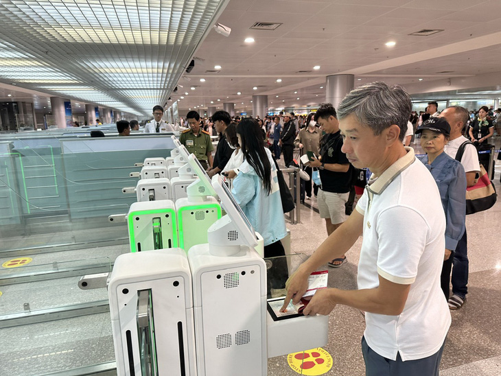 Hành khách làm thủ tục nhập cảnh tự động tại Tân Sơn Nhất thay vì xếp hàng dài như trước - Ảnh: C.TRUNG