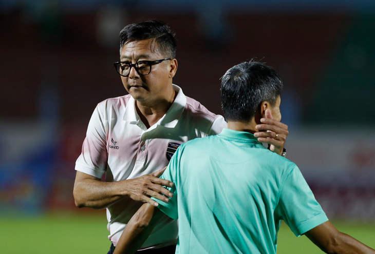 HLV Lê Huỳnh Đức sau trận thắng Khánh Hòa - Ảnh: TUẤN HỮU
