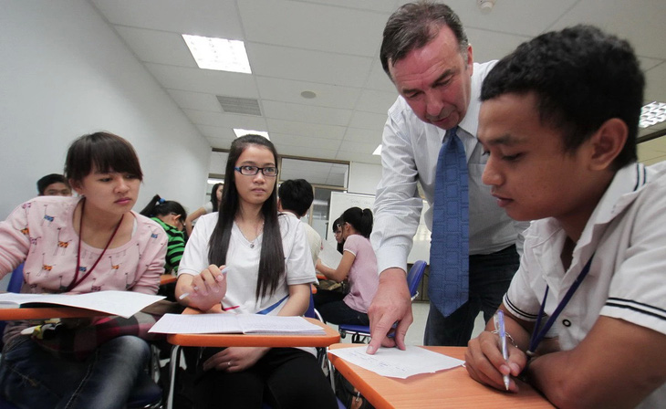 Sinh viên Việt Nam trong một giờ học tiếng Anh - Ảnh: NHƯ HÙNG
