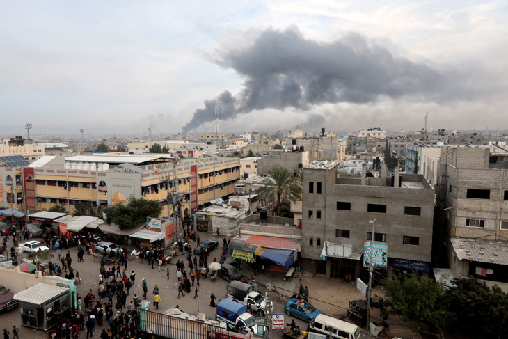 Khói bốc lên sau các cuộc tấn công của Israel ở thành phố Khan Younis, phía nam Dải Gaza vào ngày 10-12 - Ảnh: REUTERS