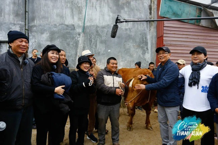 Với sự giúp sức của NSƯT Kim Tử Long, MC Lại Văn Sâm đã bán thành công chú bò giá cao