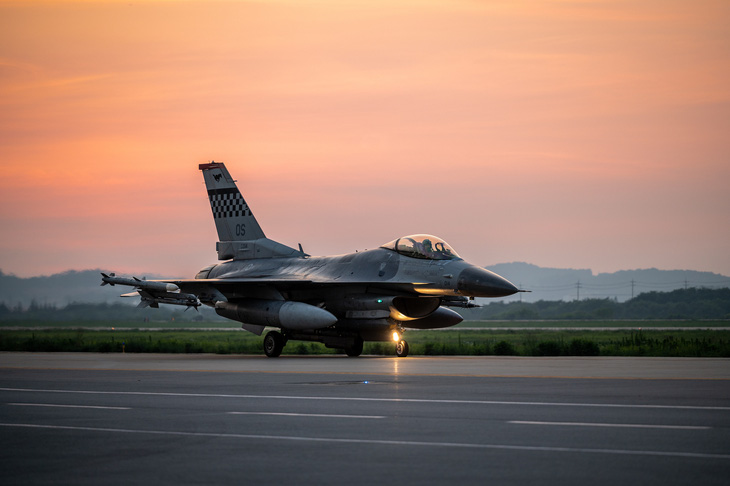 Một tiêm kích F-16 thuộc quân đội Mỹ hạ cánh xuống căn cứ không quân Osan của Hàn Quốc hồi tháng 8-2023 - Ảnh: KHÔNG QUÂN MỸ