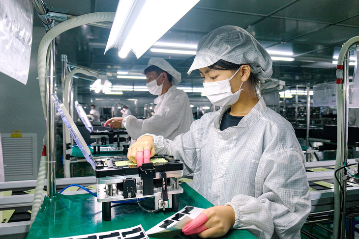 Công nhân sản xuất trong nhà máy Biel Crystal Việt Nam vốn Trung Quốc tại Bắc Ninh - Ảnh: NGUYÊN BẢO