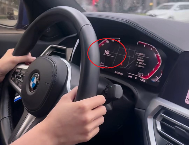 Đồng hồ trên ô tô thể hiện số km lên tới 140km/h - Ảnh: Cắt từ video