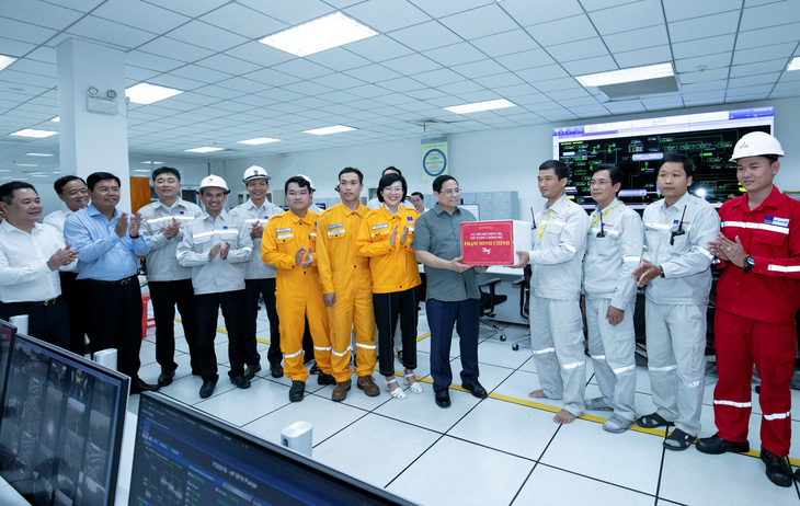Thủ tướng Phạm Minh Chính tặng quà lưu niệm cho cán bộ, nhân viên Nhà máy Đạm Cà Mau