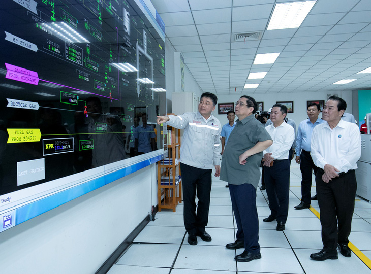 Ông Trần Ngọc Nguyên - chủ tịch HĐQT Công ty Cổ phần Phân bón Dầu khí Cà Mau giới thiệu với Thủ tướng hệ thống vận hành của Nhà máy Đạm Cà Mau