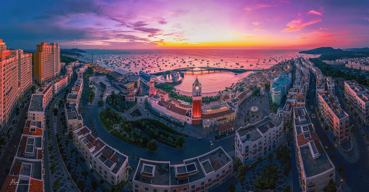 Thị trấn Hoàng Hôn - Sunset Town - điểm cầu chính của chương trình Countdown 2024 - Ảnh: Kim Liên