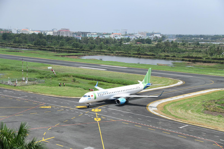 Hạ tầng sân bay Cà Mau hiện chỉ khai thác được máy bay ATR 72 và  Embraer E190 - Ảnh: BAV