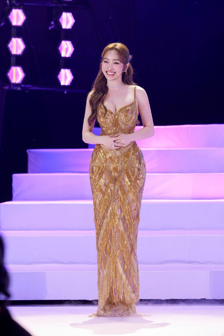CEO Lý Thùy Chang thay 3 bộ đầm liên tiếp của nhà thiết kế Chung Thanh Phong, từ đầm bạc kiêu sa đến đầm vàng sequin rực rỡ, khoe trọn đường cong quyến rũ của bà mẹ một con.