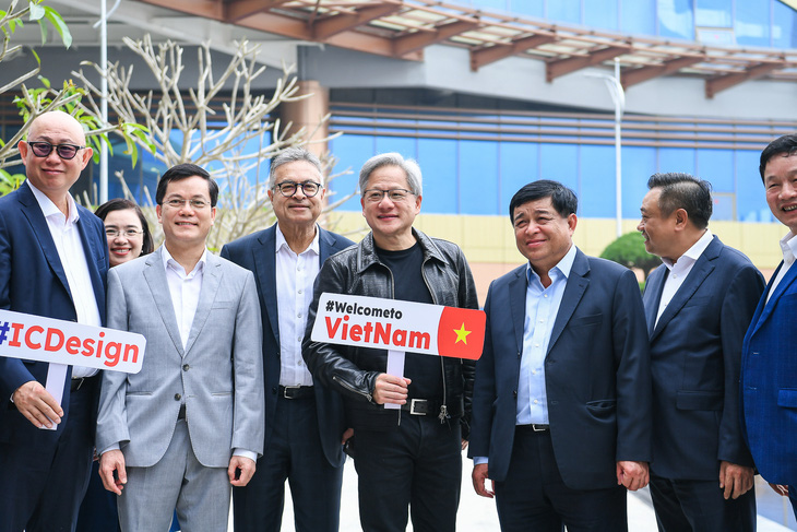 CEO Nvidia Jensen Huang và Bộ trưởng Nguyễn Chí Dũng chụp ảnh lưu niệm tại Trung tâm Đổi mới sáng tạo quốc gia sáng 11-12 - Ảnh: MPI