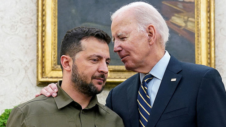 Tổng thống Mỹ Joe Biden (phải) và người đồng cấp Ukraine Volodymyr Zelensky trong cuộc gặp tại Nhà Trắng vào ngày 21-9 năm nay - Ảnh: REUTERS