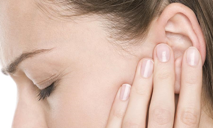 Các bác sĩ khuyến cáo ù tai có thể do bệnh lý - Ảnh minh họa