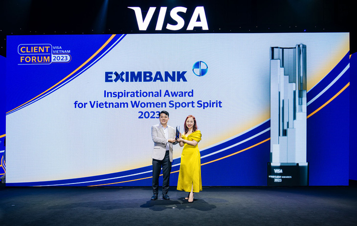 Bà Nguyễn Trần Kim Chi - giám đốc phụ trách Marketing Việt Nam & Lào của Visa trao tặng giải thưởng cho đại diện Eximbank, ông Nguyễn Hoàng - giám đốc Trung tâm Thẻ Eximbank - Ảnh: EIB