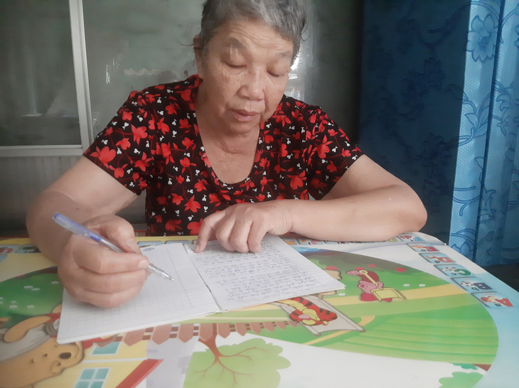 Bà Ngô Thị Hoa Đẹp viết bài trên giấy và được con trai gõ lại trên máy tính, gửi bài dự thi đến chương trình - Ảnh: HOÀNG KHIÊM